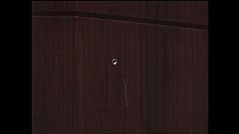 演台には銃弾が貫通した穴が空いていた