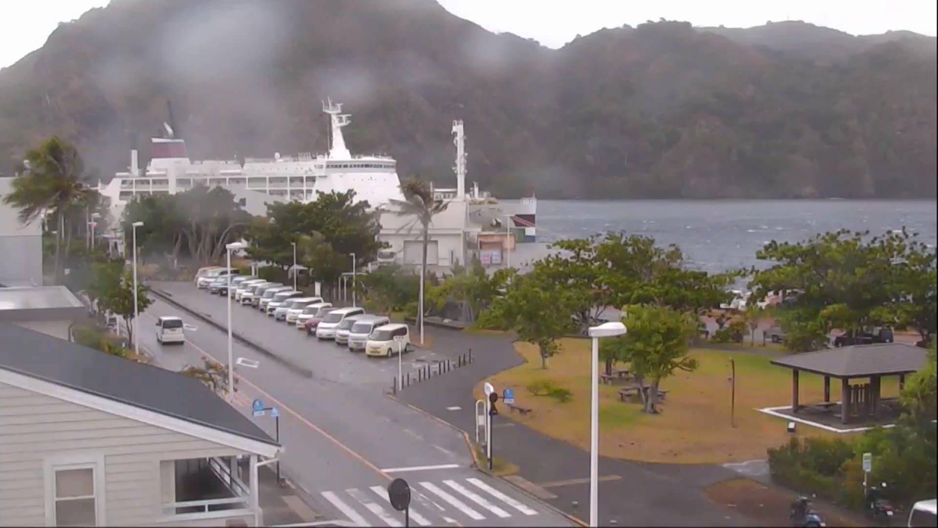 台風22号が小笠原諸島付近に停滞…週後半に関東接近か　動きが遅く影響長引く可能性　暴風や高波に警戒