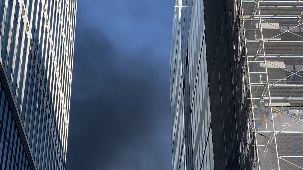 JR浜松町駅隣接のビル工事現場で火事 ポンプ車など30台以上が出動 駅近くの再開発エリア 東京・港区