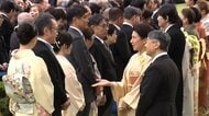 秋の園遊会「ナルちゃんとコウタ」陛下は吉田鋼太郎さんらと懇談　皇后さま「中学時代ホエールズのファンで」野球談義も