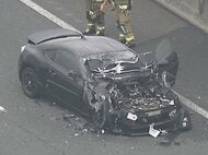 高速道路で走行中のトラックに男女4人が乗った乗用車が追突か うちいずれも20代の女性2人と男性1人がケガ