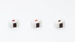 使っていくと“三角むすび”から具材がお目見え?美術学生が考えた「おにぎりの消しゴム」に大反響