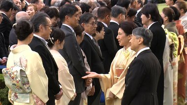 秋の園遊会「ナルちゃんとコウタ」陛下は吉田鋼太郎さんらと懇談　皇后さま「中学時代ホ…