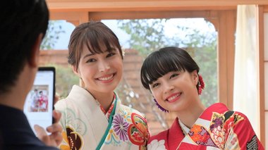 広瀬すず・アリス姉妹 5年ぶりの共演は艶やかな晴れ着姿で 衝撃の“ショック顔”に堺雅人も爆笑!?