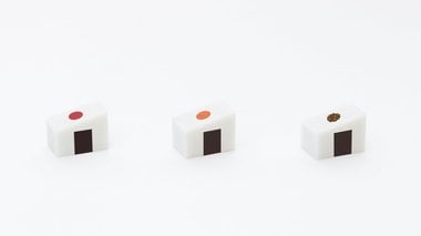 使っていくと“三角むすび”から具材がお目見え?美術学生が考えた「おにぎりの消しゴム」に大反響