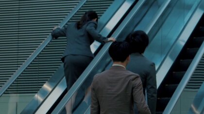 【女性の生きづらさ】女性だけがエスカレーターを“逆走”する風刺CMが話題「ギャップのない未来になればいいなと」