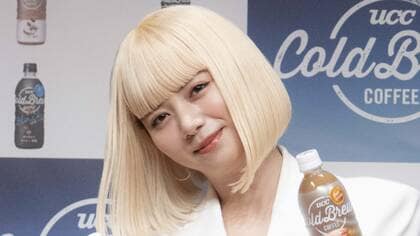 池田エライザ「テレますね」真っ白コーデで“苦手”ハンドダンス披露　白黒ハッキリさせたいことは“利き手”