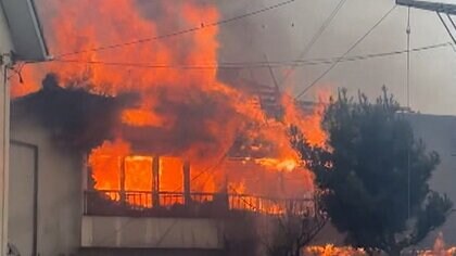 2階建て住宅から立ち上る炎と黒煙…1人死亡　ひとり暮らしの83歳女性か　福島・いわき市
