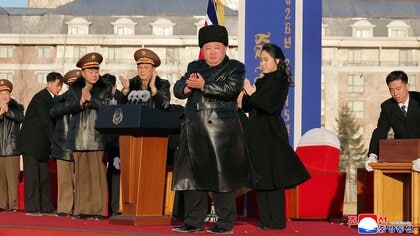 竣工式でジュエ氏が子供を抱擁する姿も　ロシア派遣の北朝鮮兵の戦死者遺族に住宅提供　金正恩総書記の提案で