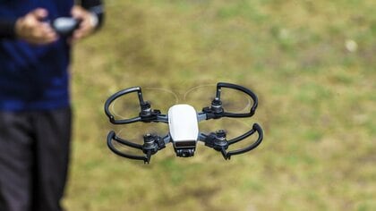 “ドローン免許”導入へ 市場規模30倍に向け政府が検討開始