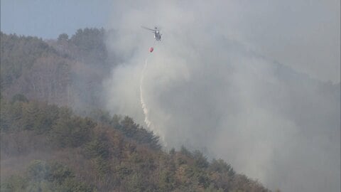山梨・北杜市の山林で山火事、消火活動続く　火災発生時に市内には乾燥注意報