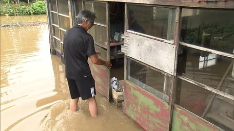 “迷走”台風24号✕秋雨前線　青森・五所川原市に警戒レベル5緊急安全確保　川の水あふれ住宅や畑に流れ込む
