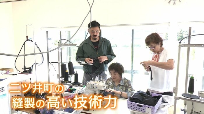 村上さんと工場の職人たちとの作業風景