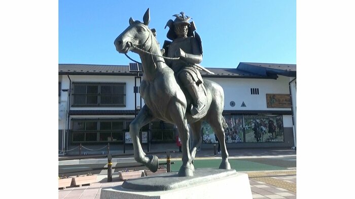 南相馬市の街を見渡す野馬追像