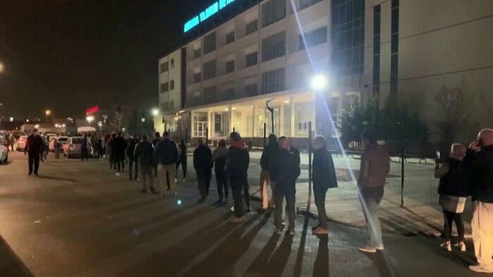 ラマダン期間中のトルコでは日中に接種する人は少なく夜に行列が