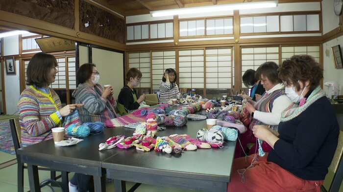 「編み寺」では編み物愛好家たちが思い思いに糸を編む