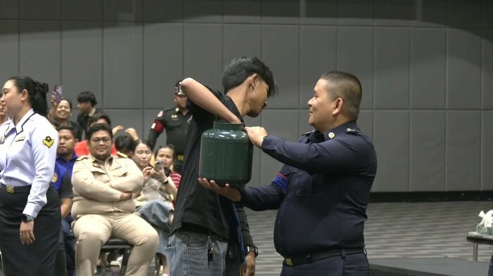 徴兵会場の緊張が最高潮に達するくじ引きの瞬間