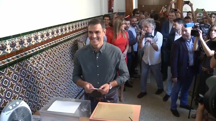 投票するサンチェス首相