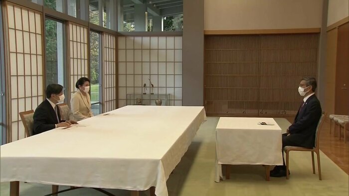 2020年4月尾身座長から説明を受ける両陛下