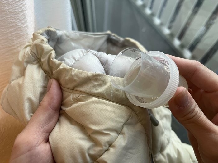 汚れが気になる部分は洗剤を直接塗る（特集班撮影）