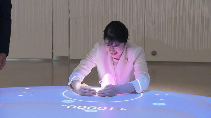 核融合の仕組みを学べるゲームを体験される愛子さま