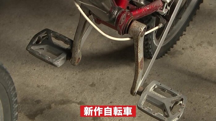 本来は左右別の方向だが、新作の自転車はペダルが同じ方向