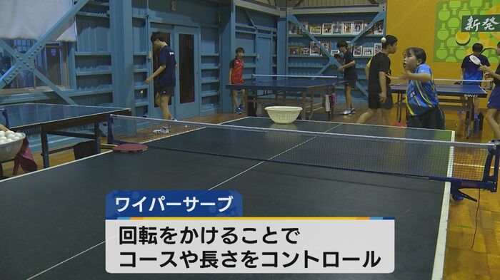 ワイパーサーブを練習する柚月ちゃん