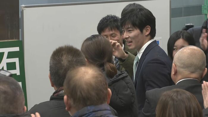 当選確実の一報を受け事務所に到着