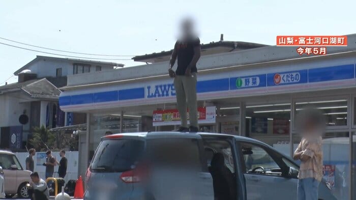 今年5月 車の上に立って撮影する観光客