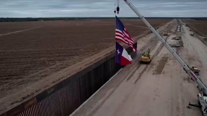 メキシコとの「国境の壁」建設現場(テキサス州リオグランデシティー 2024年11月)