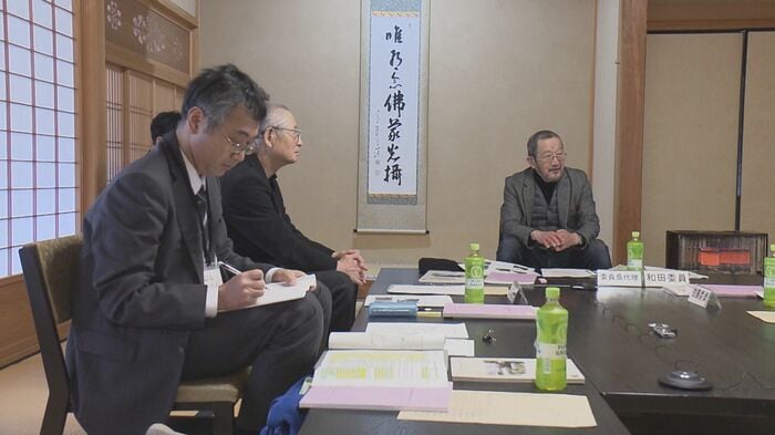大亀像の修復計画について協議する関係者たち