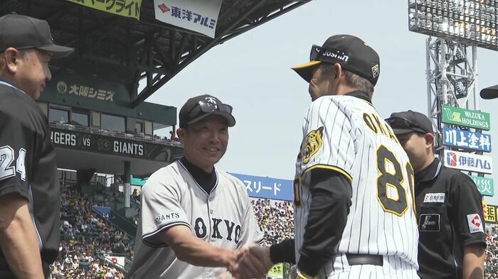 巨人・阿部慎之助監督(左)と阪神・岡田彰布前監督(右)