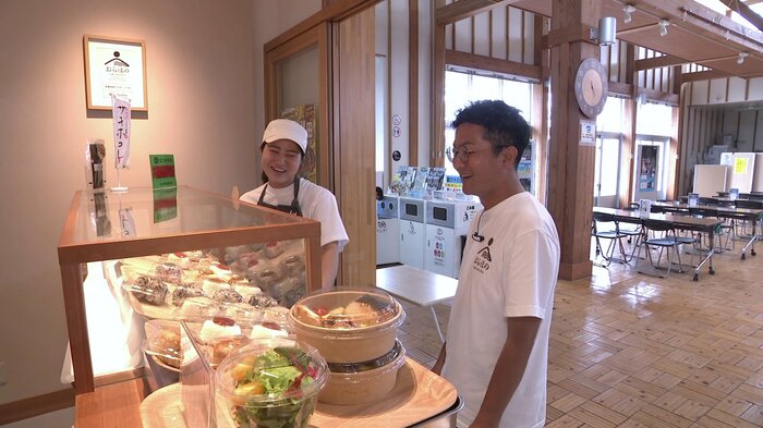 「地元生産者を発信できるおにぎり屋を展開していきたい」と語る佐藤社長(右)と斉藤亜希さん(左)