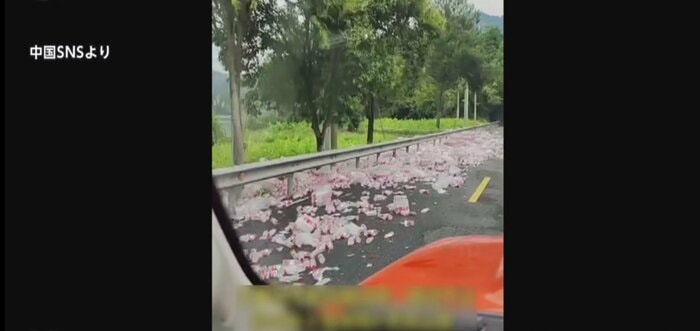 道端に捨てられたボトル(中国SNSより)