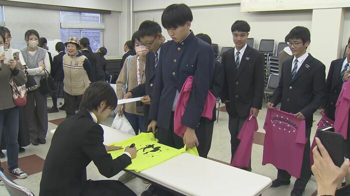 色紙や陸上部のTシャツに快くサインする廣中選手