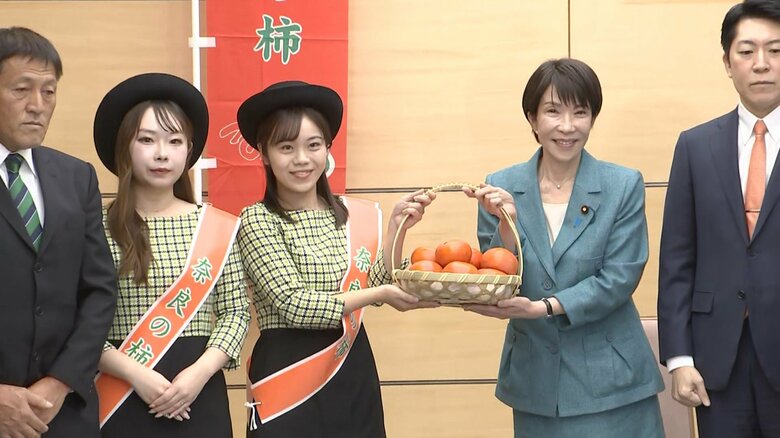 高市首相が地元の柿を食リポ「奈良の柿　未来を拓く　ちから湧く」俳句も披露｜FNNプライムオンライン