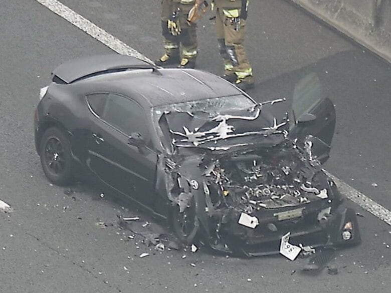高速道路で走行中のトラックに男女4人が乗った乗用車が追突か うちいずれも20代の女性2人と男性1人がケガ｜FNNプライムオンライン
