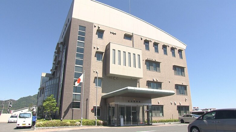 広島市佐伯区の県道三差路で交通事故　道路横断中の64歳男性が意識不明の重体　｜FNNプライムオンライン