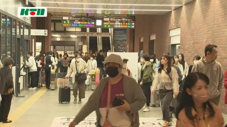 連休後半スタート！ＪＲ長崎駅は混雑｜FNNプライムオンライン
