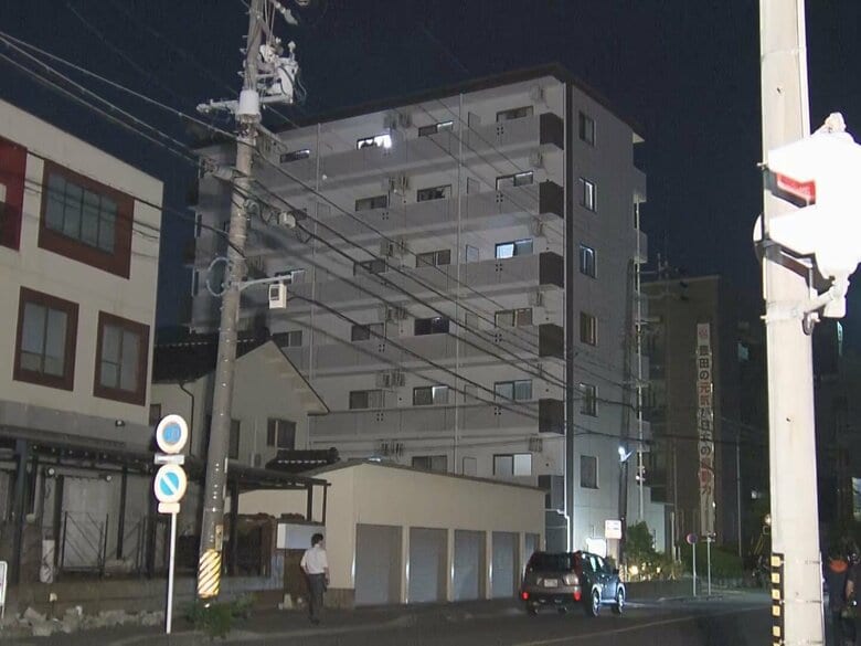 胸に刃物が刺さった状態…集合住宅で19歳女性の遺体見つかる 胸を中心に複数の刺し傷 殺人事件とみて捜査｜FNNプライムオンライン