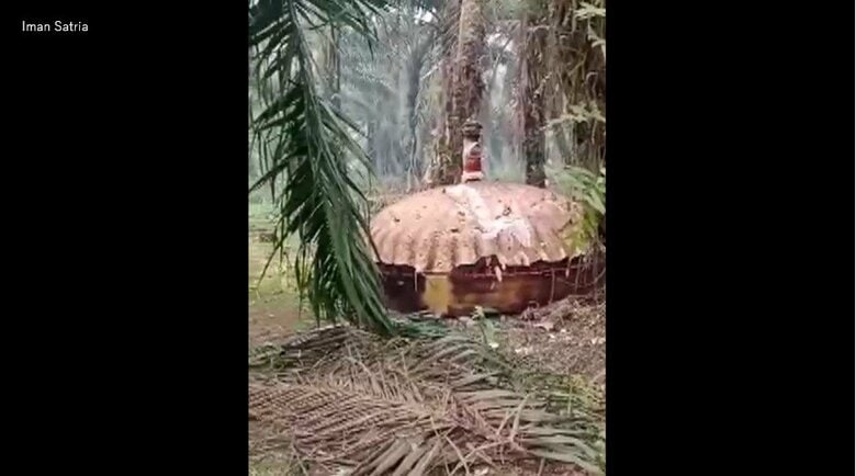 インドネシアで“UFO騒動” 農園で円盤状の金属片発見 中国のロケットの残骸か|FNNプライムオンライン