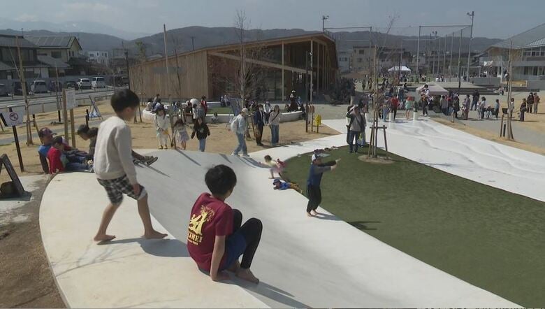 晴れの日も雨の日ものびのび！　安心して子育てできる街に　支援拠点施設が完成　屋内屋外の遊び場に育児・発達の悩み相談も　総事業費は27億3500万円　長野・佐久市｜FNNプライムオンライン