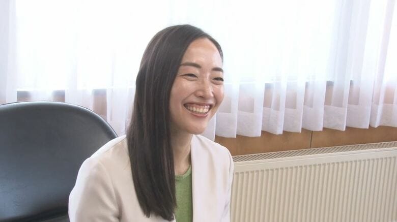 長野県内最年少に並ぶ36歳　県内3人目の女性首長　富士見町の渡辺葉新町長が初登庁「移住して10年、住民を全力で支えていきます」｜FNNプライムオンライン