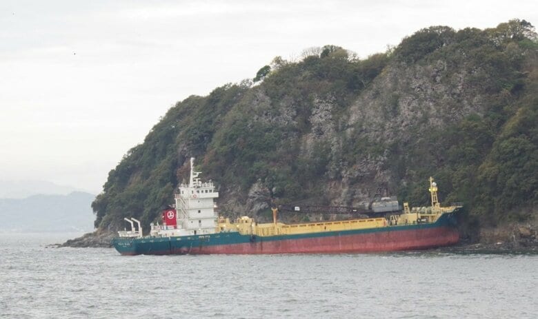 高松市庵治町沖の島に砂利運搬船乗り上げ…ケガ人なし　大阪・貝塚港から山口・下松港へ航行中【香川】｜FNNプライムオンライン