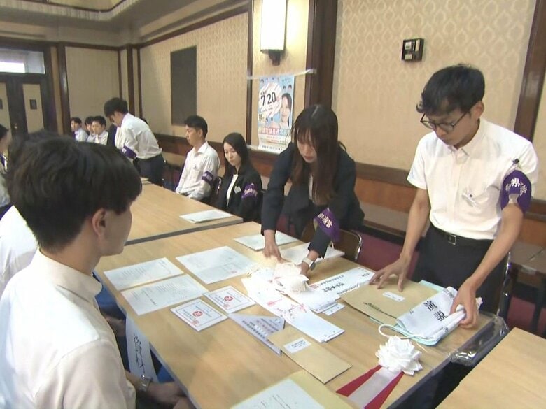 7月20日投開票の参議院選挙 3日の公示を前に立候補受け付けのリハーサル “七つ道具”を手渡すまでの流れを確認｜FNNプライムオンライン
