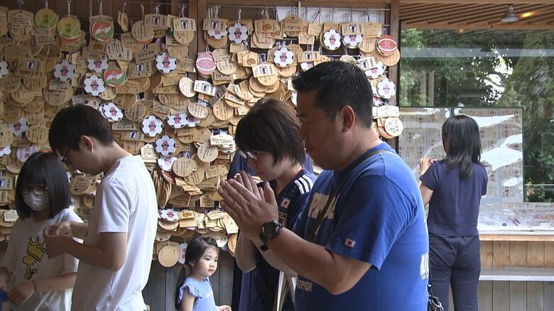 “W杯必勝”の特別な御朱印も…チュニジア戦を前に「サッカー神社」に多くのサポーター 日本代表の勝利を祈願｜FNNプライムオンライン