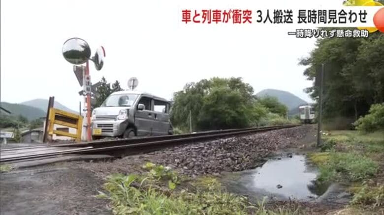踏切で車と列車が衝突　男女3人が搬送　乗客・乗員にけがなし　秋田・大館市｜FNNプライムオンライン