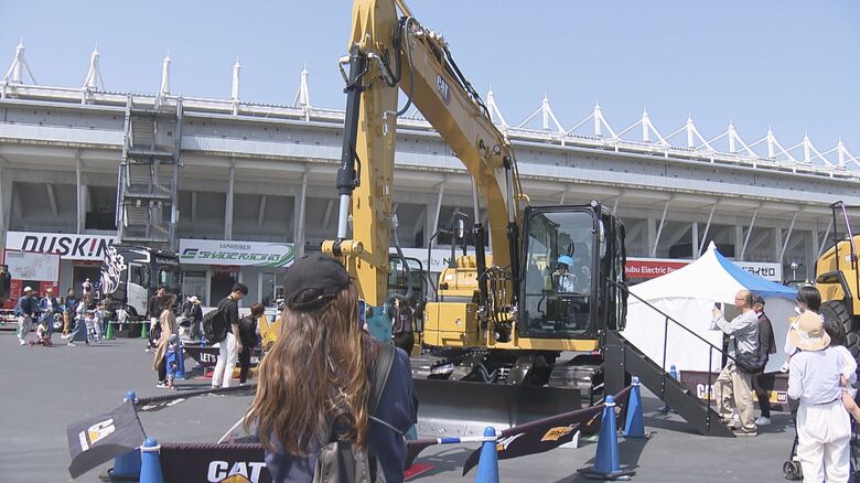 大型ショベルカーやはしご車など…鈴鹿サーキットパークで「働くのりもの大集合」約60台が集まり様々な体験が可能｜FNNプライムオンライン
