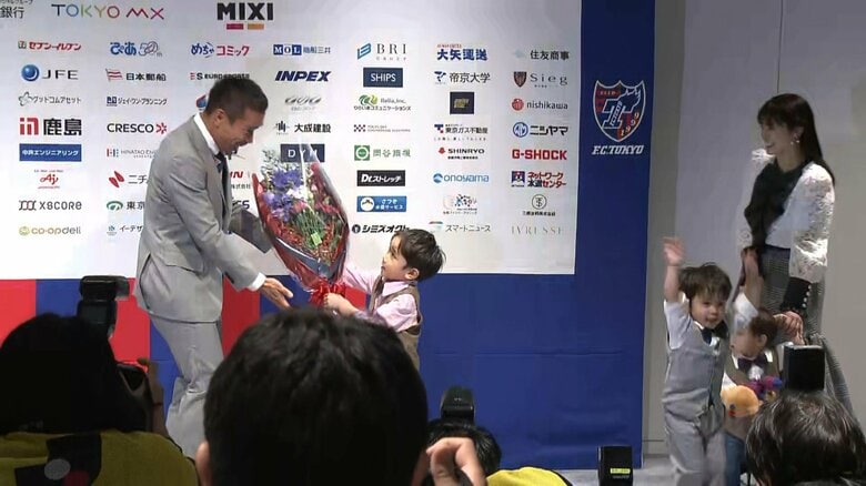 3人の息子たちがお父さんを祝福