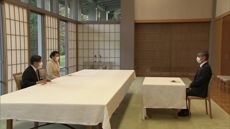 2020年4月尾身座長から説明を受ける両陛下